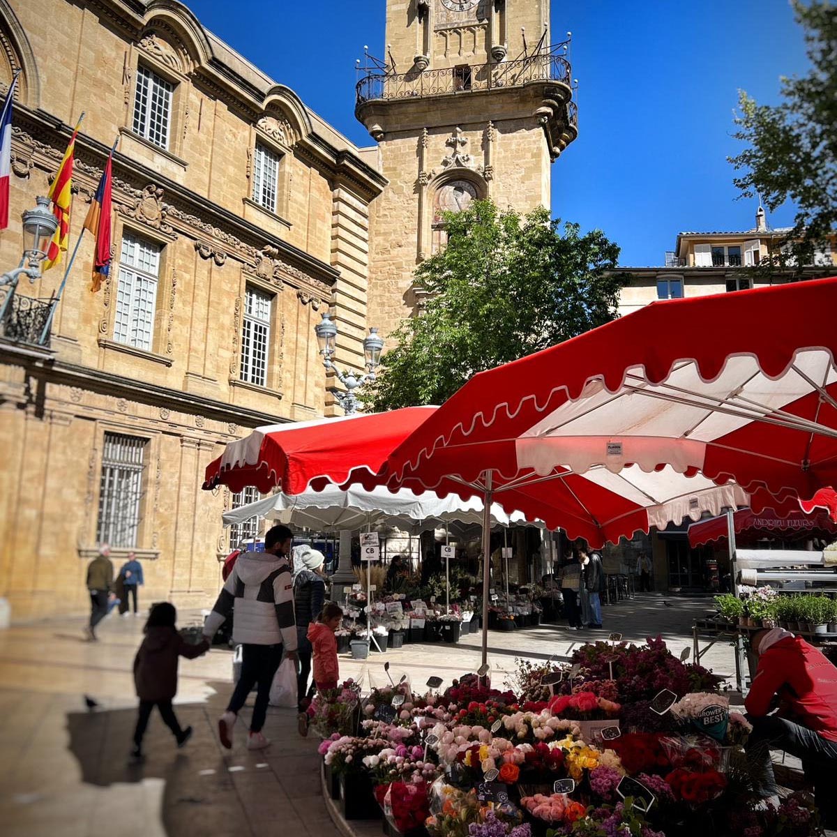 Marché aux fleurs de la place de l'Hôtel de Ville